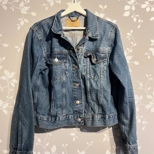 Jeans jacka strl L - Jätte fint skick. Pris kan diskuteras köpt för 300kr