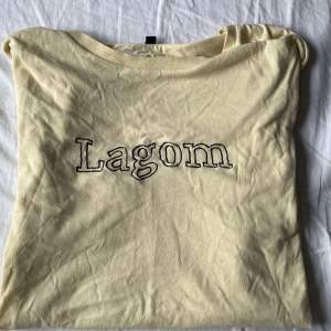 Gul t-shirt med trycket LAGOM! (Färgen är lite of på båda bilderna mer mer gul som i 2 bilden) Storlek L Tun och bekväm, helt LAGOM!