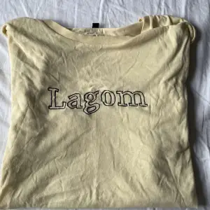 Gul t-shirt med trycket LAGOM! (Färgen är lite of på båda bilderna mer mer gul som i 2 bilden) Storlek L Tun och bekväm, helt LAGOM!