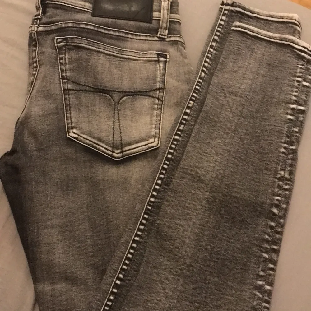 Low waisted vanliga platta jeans . Jeans & Byxor.