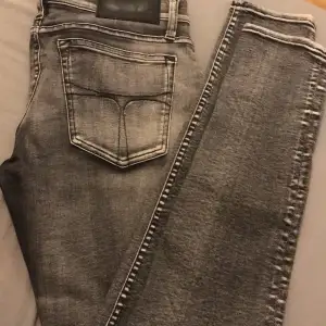 Low waisted vanliga platta jeans 