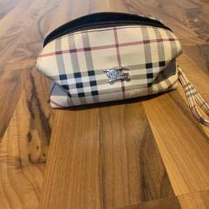Smink necessär  - Snygg Burberry liknande smink necessär 