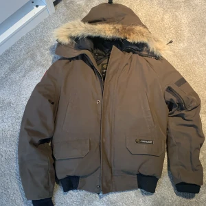Canada Goose xs - Canada Goose midjekort jacka stl xs. Militärgrön. 7/10 Chilliwack modell