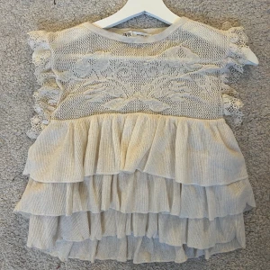 Söt topp - Så fin och gullig topp från zara i en vit/begie färg 🤍🤍