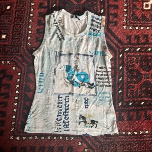 Unik tank top med tryck - Mycket textur! :) 