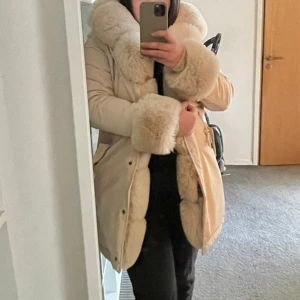 vinterjacka / päls  - vinterjacka med päls på insidan, går att stänga jackan på två olika sätt.  original pris: 3000kr  använd 3 månader  färgen beige  storlek M  Priset kan sänkas bara vid snabb affär.   inga sprickor eller fel på jackan. den är som ny. 