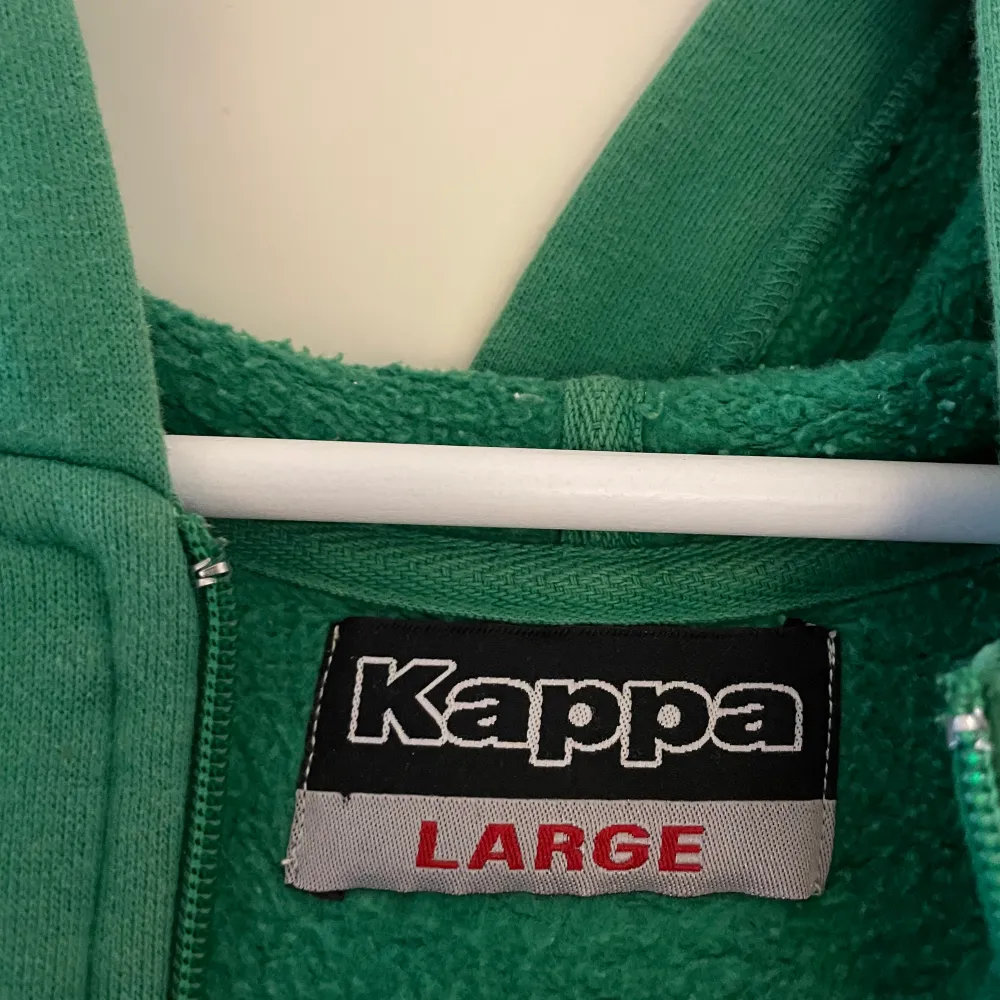 Fin vintage 90-tal zipup från Kappa, bra använt skick, storlek L men passar nog bäst M. Tröjor & Koftor.