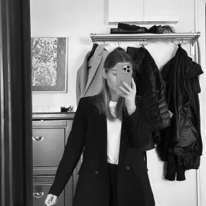 Stylein Benito blazer - Superfin svart blazer från Stylein, i polyester. Från hemsidan: Benito is one of our most appreciated designs ever. This beautiful straight-fit-blazer is made from Stylein’s fine textured and easily maintained crepe quality. Pair it with Ben or Boris trou