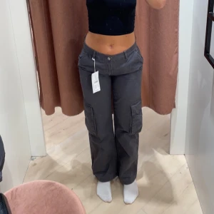 Cargopants - Gråa lowwaisted Cargopants från Gina! Fint skick❤️