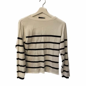 Stickad randig - Randigsrickad tröja med mörkblå ränder.