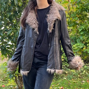 Skinnjacka - Säljer denna jackan pga ska flytta utomlands så rensar hela garderoben! Jackan är i en kall mörkbrun färg, i bra skick❣️Kolla in mina andra annonser för liknande plagg❤️ FÖRST TILL KVARN (köp ej med direktfunktionen)