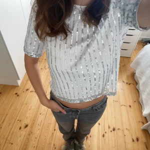 Glittrig topp - Säljer denna silverglittriga t-shirt. Storlek 36. Skriv för fler bilder!