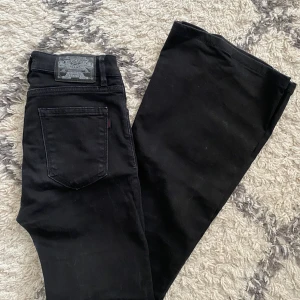 Svarta bootcut - Ett par svarta bootcut jeans i strl 27/32 Från crocker, superfina dock för små för mig💕 MIDJEMÅTT: 32 cm INNERBENSLÄNGD: 74 cm