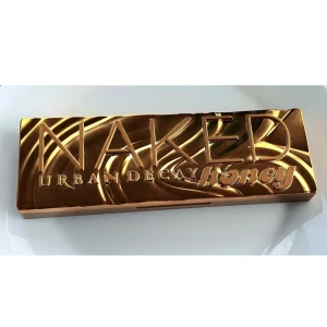 Urban Decay Naked Honey Palette  - Väldigt sparsamt använd. Borsten har jag tyvärr gett till en vän. Samfraktar gärna för minsta möjliga frakt kostnad för dig. Kontakta mig i sådana fall och välj ej Köp Nu. Frakt för denna blir 39kr om du ej väljer köp nu och kontaktar mig här med.