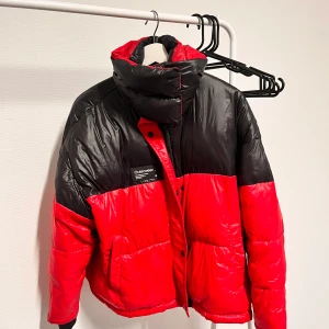 Zara jacka size M - Hej nu säljer jag min jacka från zara den e riktigt skön att ha på sig  inga fläckar eller slitna partier! Hör av dig vid fler fragor 