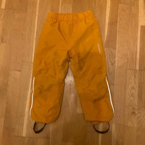 Vin Kids pants - Barna storlek  Varma byxor som skyddar mot vinterns alla olika väder. Vind och vattentäta  Värmande fleece 