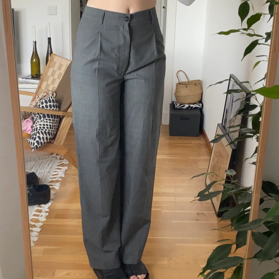 Grå kostymbyxor