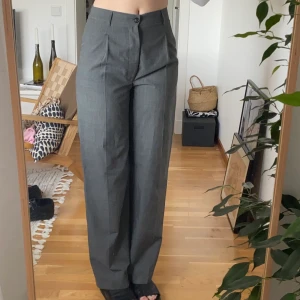 Grå kostymbyxor - Grå kostymbyxor som jag sytt in. Frakt tillkommer 🖤