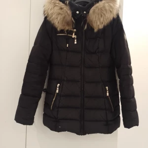 Hollies jacka - Säljer min hollies jacka e som heltny har använde i ett år köpte den 2020 har ett litet hål priskan snackas 