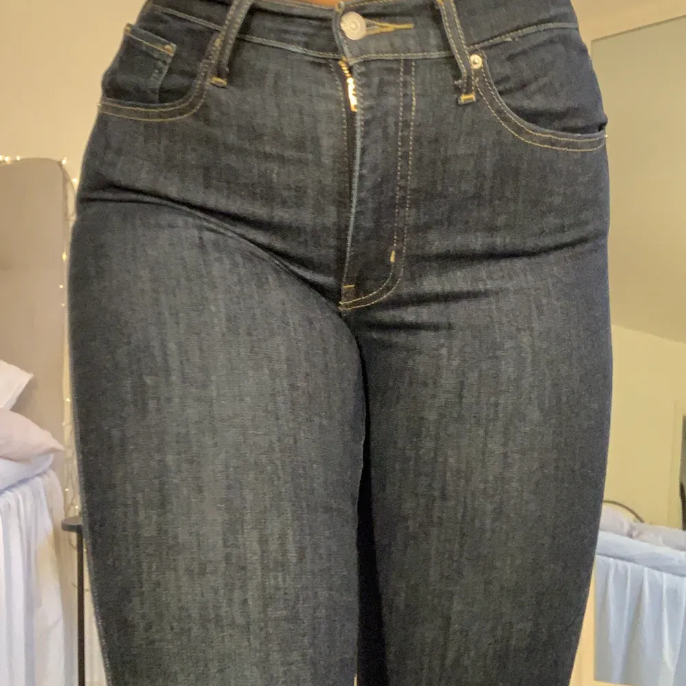 Mörkblå Levis jeans modellen high waist super skinny!!  Knappt använda. Jeans & Byxor.