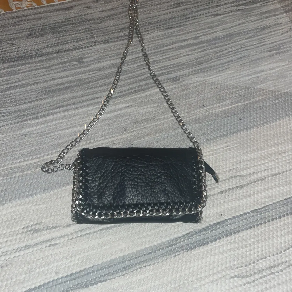 Säljer min fina tiamo väska köpt här på Plick, sparsamt använd och inga slitningar. Säljer pga att den inte kommer till användning längre 💓 passar till allt och alla tidpunkter💕 pris går att diskutera! 💓nypris 450! . Laukut & Käsilaukut.