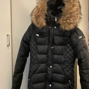 S - Säljer min rockenblue jacka för 1500kr då den inte har någon användning längre. Helt fräsch, inga skador. Kom privat för fler bilder och frågor.