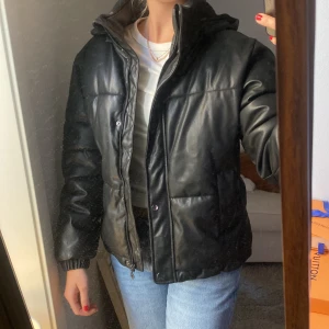 Le temps des cerises jacka SKIN - Supersnygg vinter/höstjacka från le temps des cerises. I strl S ❤️‍🔥❤️‍🔥❤️‍🔥nypris 1200kr