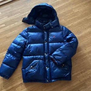 Ralph lauren jacka - Jackan är i bra skick och har bara använts en vinter. Pris kan diskuteras. 