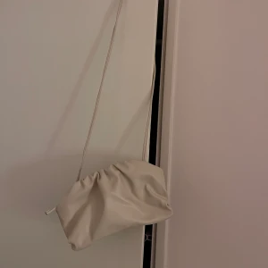 ”Chunky” väska i beige - Väldigt fin väska i jätte bra skick. Använd endast en gång. Kan användas både utan och med axelbandet