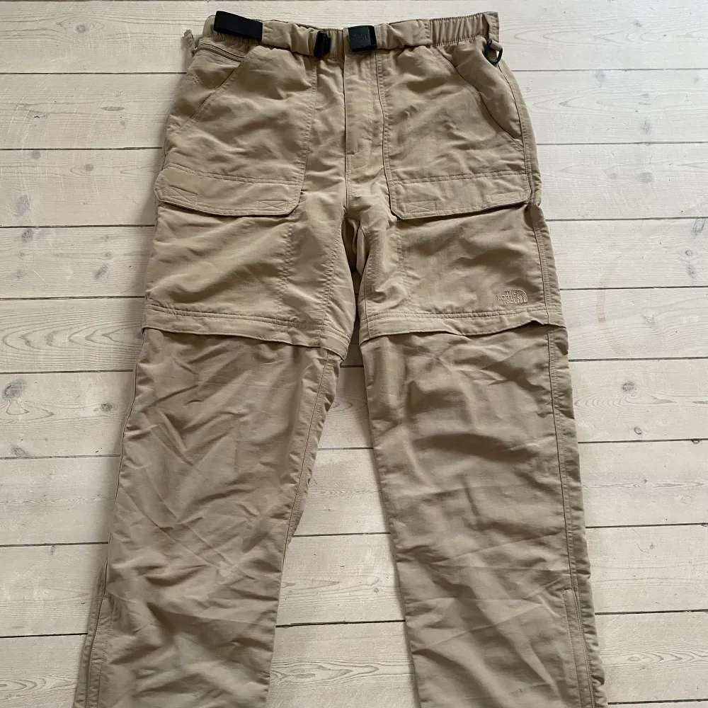 The north face cargo pants som kan bli shorts. Använd 5-6 gånger, ny skick. Original pris: 1199kr.. Jeans & Byxor.
