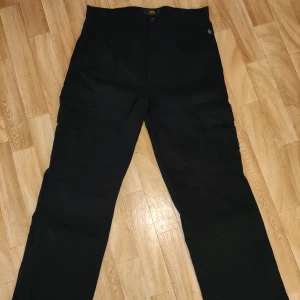 Alpha Industries cargopants - Hej, säljer dessa också då dem inte kommer till användning, dem är straight loose fit så dem passar perfekt till Jordans dunks eller liknande "chunky" skor.  150inkl frakt!   Fixar paketpris för den som vill !✨