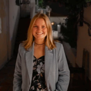 Blå kavaj  - Säljer min älskade blåa kavaj! Från H&M i storlek 36! Perfekt till höstgarderoben💜 har små fläckar, syns knappt och går förmodligen bort om man gnuggar!