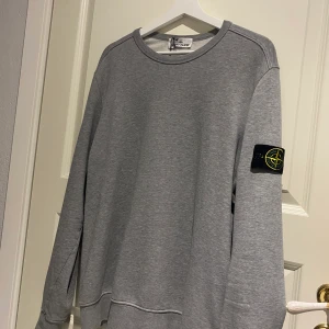 Stone island sweatshirt  - En Stone island sweatshirt som är inköpt av highendmarkets och med 9/10 con. Kvitto och prislapp sitter på. 