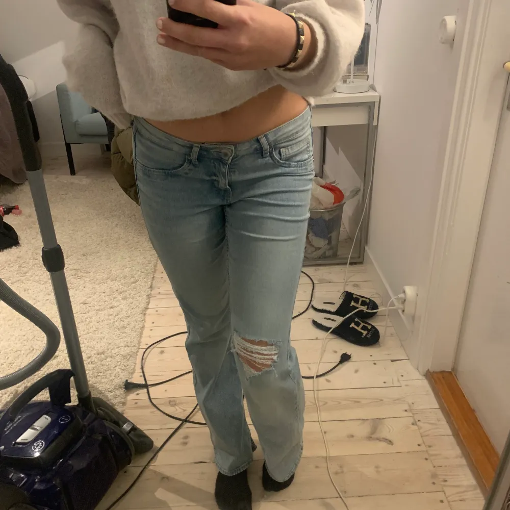 Säljer dessa aldrig använda från h&m. Köptes för 400kr. . Farkut & Housut.