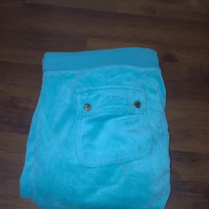 Juicy Couture byxor - Säljer dessa lågmidjade Juicy Couture byxorna.😁 Dem är i rätt så bra skick, använda några gånger. Storlek S. Skriv till mig iaf ni har frågor. Pris: 500kr+frakt💞