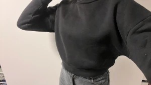 Svart polotröja - Säljer denna svarta tjocka polo tröjan eftersom att den inte riktigt är min stil. Kostade ca 400 men säljer för 100