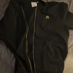McDonalds sweatshirt  - En McDonalds tröja från mitt jobb. Går ej att köpa nånstans. Lägg bud så jag vet vad ni är beredda att betala.