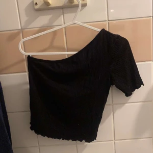 T-shirt  - T-shirt från asos  En arm  Storlek 36  Aldrig använd