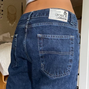 dolce&gabbana jeans - mörblåa D&G jeans från secondhand så vet ej om de är äkta men de är i bra skick! sitter lågmidjat, långt och baggy på mig. innerbenslängd: ca 84 cm. midjemått: ca 87 cm. jag är 162 cm💋buda gärna!!!