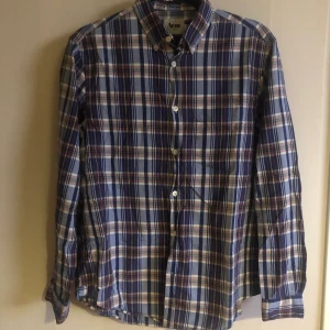 ACNE skjorta Stl 48 - Rutig skjorta från ACNE i stl 48. Bra skick. 