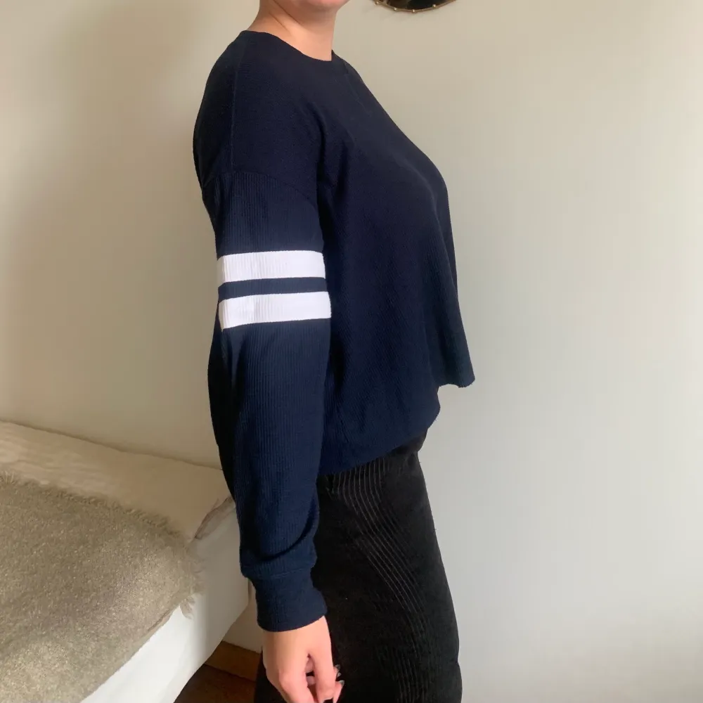 Marinblå långärmad tröja från hollister! Väldigt skön och den liknar en sweater, perfekt nu när det börjar bli lite kallare. Priset kan diskuteras!🌼. Tröjor & Koftor.
