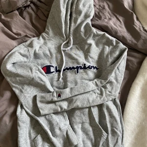 Champion hoodie - Säljer denna snygga championhoodie i bra skick. Den är inköpt för något år sedan men bara använd ett fåtal gånger💓hör av er vid eventuella frågor eller om ni vill ha fler bilder på hoodien!