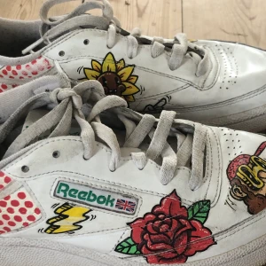 Reebok m. Unik design  - Säljer ett par Reeboks av konstnären Victor Palm. Custom Made. Kan skicka flera bilder m flera detaljer :) Otroligt fina .