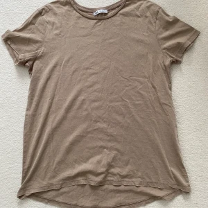 Beige t-shirt Zara - Beige t-shirt från Zara, använd fåtal gånger. Storlek S, 40kr +frakt