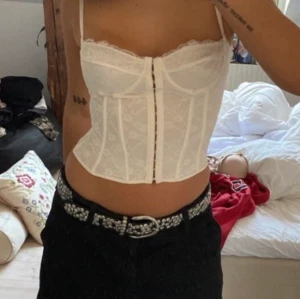 Vit topp - Säljer denna jättefina toppen. I i princip nyskick och jättebekväm. Säljer då den är för liten för mig. Har köpt den av en tjej på Plick så vet inte vart den är ifrån. Bilden är lånad. Men det är bara att skriva om man vill ha fler. ❤️