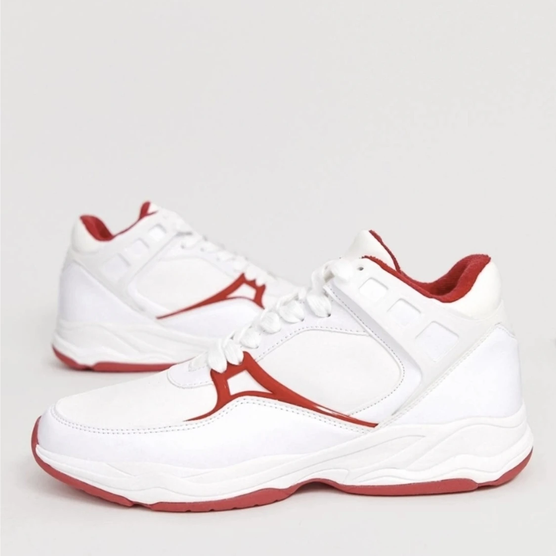 Vita Sneakers, Röda Detaljer Strl 40