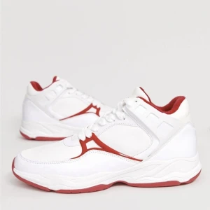 Vita Sneakers, Röda Detaljer Strl 40 - Använda ute 1gång. Mycket fint skick, något gruskorn under sulan från det tillfället. Köpt för 685:- Frakt m frimärken och direkt swish till mig 49kr, välj ej Köp Nu isåfall. Samfraktar för minsta möjliga frakt kostnad för dig. Kontakta mig angående detta