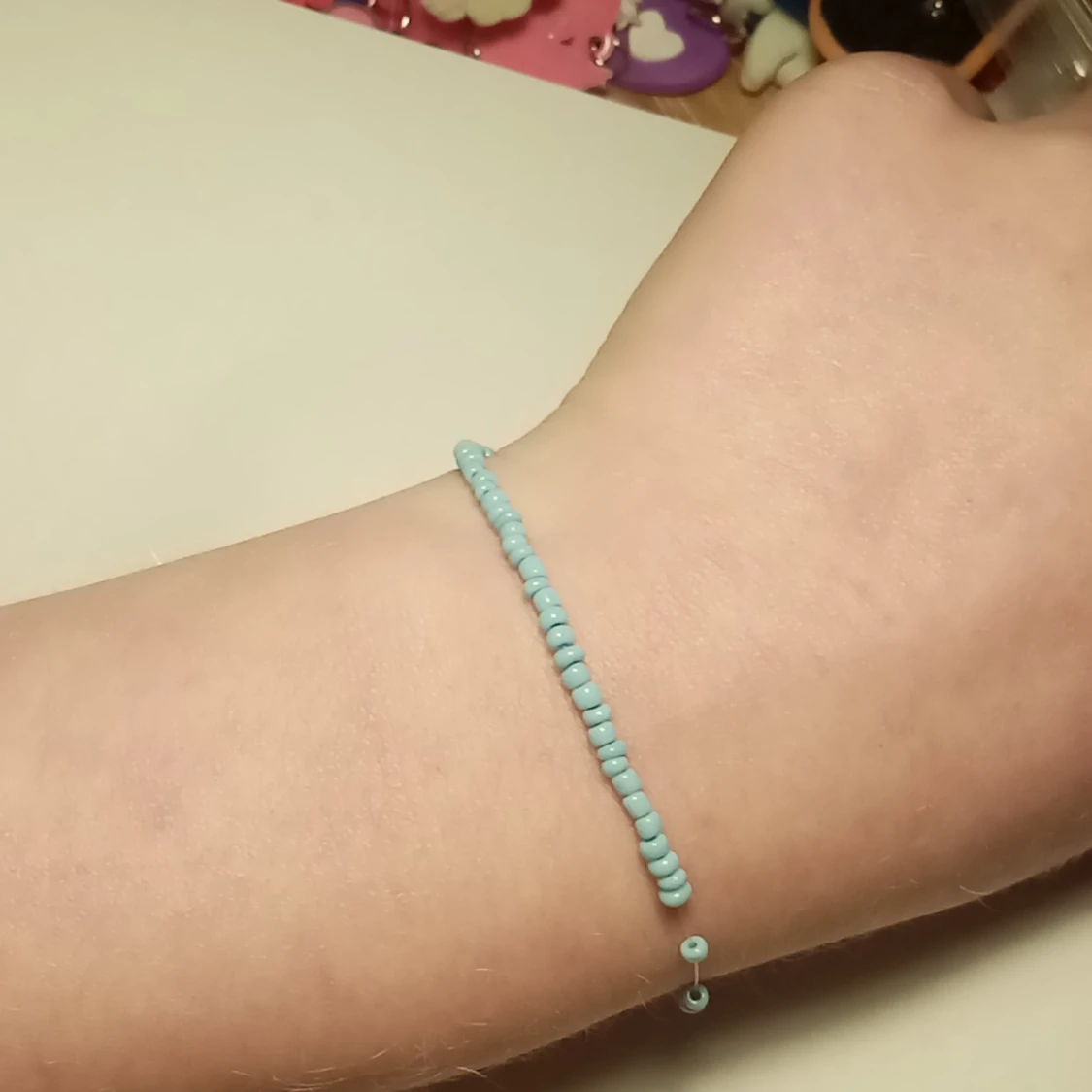 Helt ljus blåt arm band. 