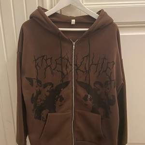 Brun zip up hoodie från shein, med svart märke på framsidan! Säljer för att jag inte använder! Köpare står för frakt💫(49kr frakt)
