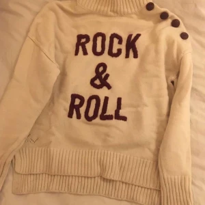 Zadig&Voltaire tröja  - Säljer nu min så himla fina zadig tröja. En knapp har lossnat på insidan därav det låga priset. Men inget som syns utanpå. Nypris 2000 kr❤️Vet inte storleken men passar mig som är 167. PRIS ÄR FÖRHANDLINGSBART